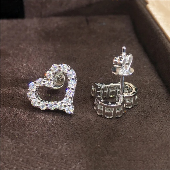 💖 18k White Gold Filled CZ Diamond Heart Earrings - Picture 4 of 16
